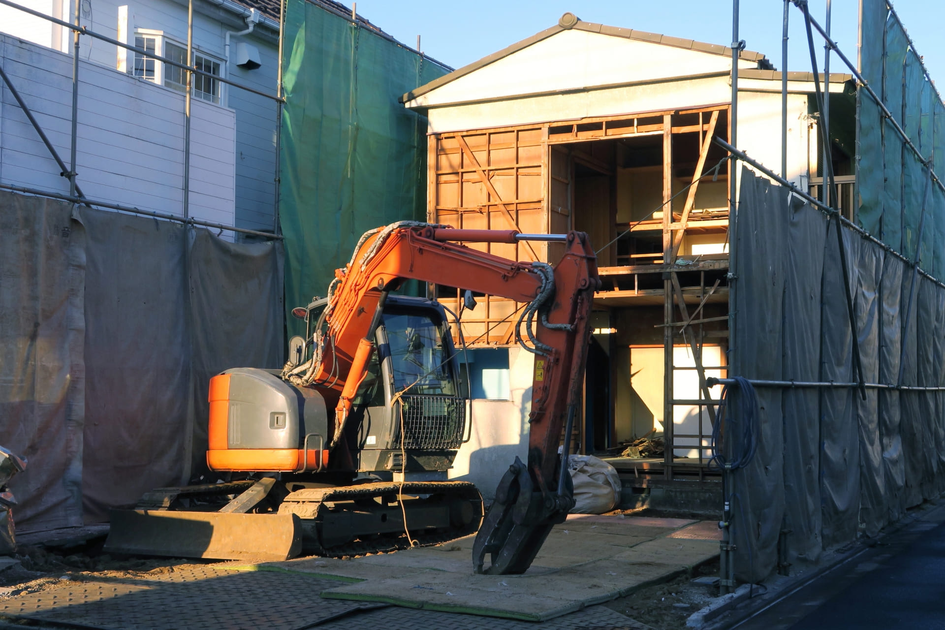 一政商事 周囲への配慮を忘れない解体作業